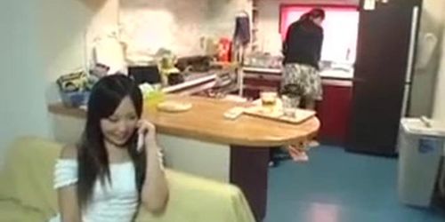 Suegra cacha con el yerno mientras su hija habla por telefono (De La)