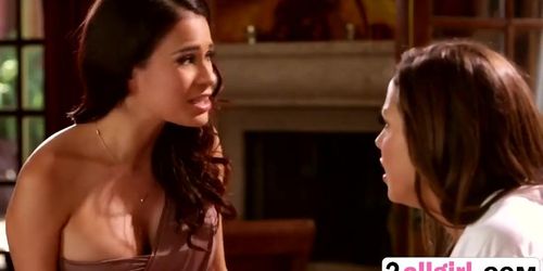 Horny sluts licking pussies in lesbian threesome