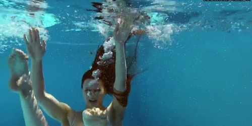 Underwater acrobatics in the pool with Mia Split