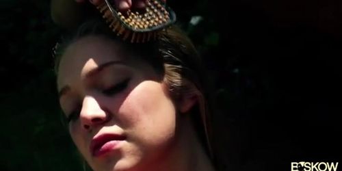 Sexy girl Jessie lies naked waiting for a orgasmic action (Jessie Andrews, Kurt Lockwood)