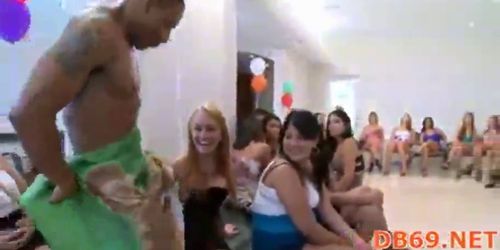 Yong girls doing blow job - video 43