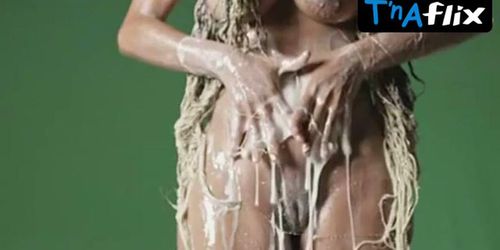 Nayrok Badu Breasts, Bush Scene in The First Time Ever I Saw Your Face (Featuring Erykah Badu)
