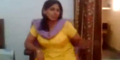 Indian Big Boobs Live Sex Video - Indian sex video of an Indian aunty showing her big boobs live cam boobs we  - Tnaflix.com