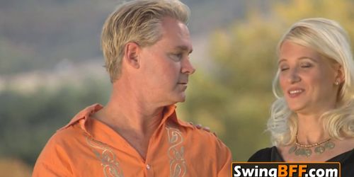 Swingers prepare with a good meeting in the jacuzzi then they go to have fun with the group