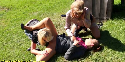 Threesome lesbo pissing