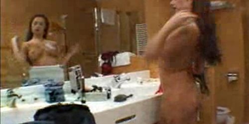 Czech Slut Toys Her Twat in the Bath