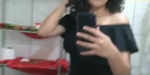 Joven hermosa enseña su rica tetas mientras las toca y las lleva a su boca con el peson bien exitado