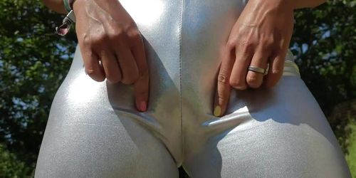 Devine Ma Chatte Dans Mon Leggings Brillant - Sexy Camel Toe - TRAILER (Solveig)