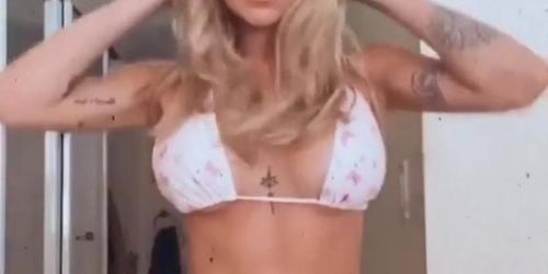 Sasha Ferro mostrando la cola en bikini