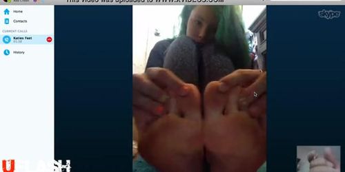 Skype girl showing feet for wanker - Tnaflix.com