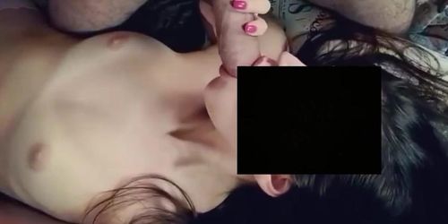 Culona colegiala mamando verga enorme y gruesa, sexo oral y semen sorpresa a tetona sabrosa / casero