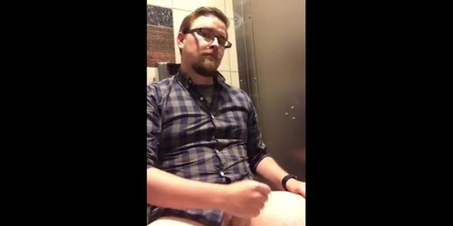 He jerks in public toilett