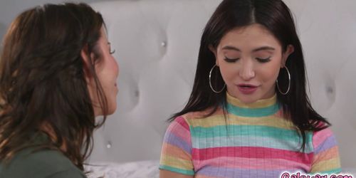 Janes eager tongue slides in on Alexis pussy