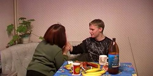 Une mÃ¨re de famille suce un petit jeune