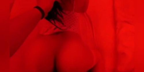 Chica traviesa mete a escondidas a su novio en su habitación para follar sin que sus padres lo sepan