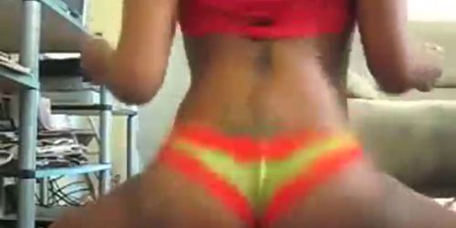 Bootylicious black babe shakes her tattooed ass