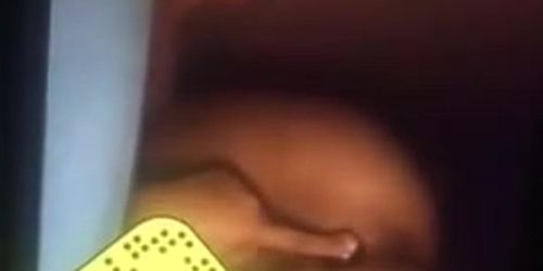 Jeune beurette cochonne se defonce la chatte avec un déodorant (sont snap dans la description)