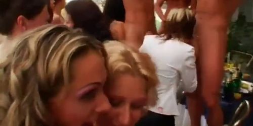 Esposa punhetou chupou meteu e levou gozada dentro e meteu a rola a camisinha cheia de porra