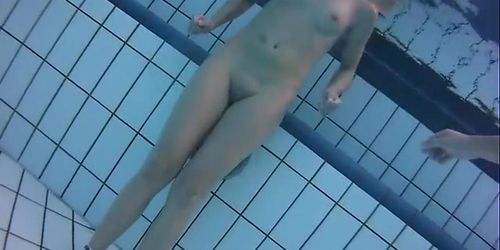 Nackt im Schwimmbad - Tnaflix.com