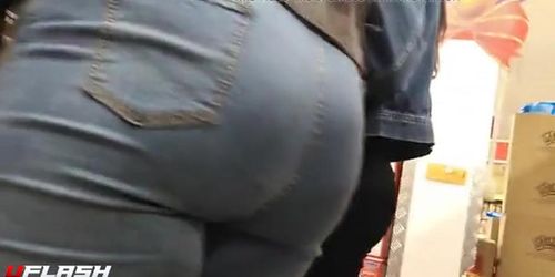 BIG ROUND ASS IN JEANS