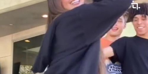Addison Rae shaking ass (twerking)