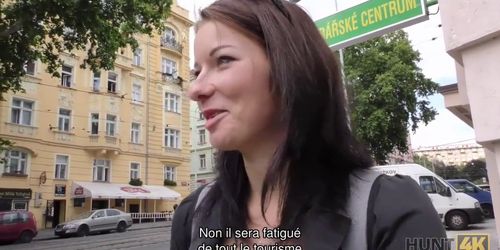 HUNT4K. Ramassage reussi et sexe pour de largent avec une jolie jeune femme