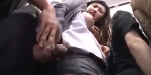 Linda colegiala asiatica folla a escondidas en el transporte publico con un desconocido