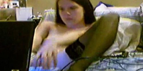 Aude se masturbe devant un film porno