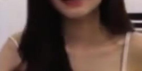 Hot Chinese Girl Masturbates on Cam