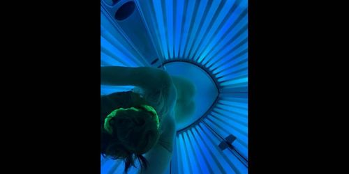 Hidden camera in the solarium. Naked woman don't know what work camera. Pip