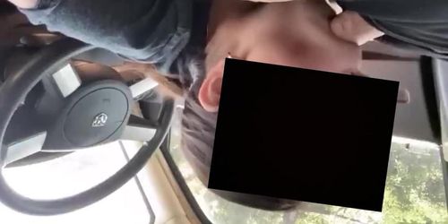 Mamando verga enorme y gruesa en el carro, culona tetona de 18 tiene sed de semen y facial, orgasmo