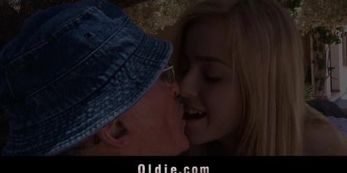 Old dick gets a blowjob foreplay before the special ride (Abigaile Johnson)