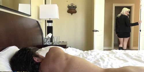 Cute stepdaughter fucked in closeup scene