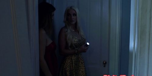 Glamorous lezzies seducing each others pussy