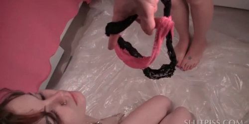 Slutty teenie drinks pee straight from lesbian cunt