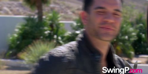 New amateurs arrive at the Swinger House to live their first orgy and swinger experience of all time