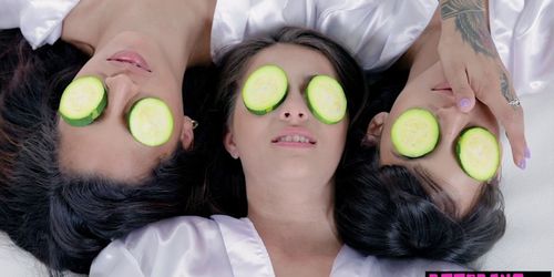 Wellnes weekend with bisexual teens and a big cock - video 1 (Gabriela Lopez, Kitty Carrera, Sofie Reyez)