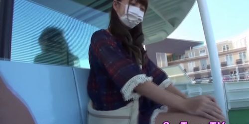 VOYEUR JAPAN TV - Asian teen flashes pussy