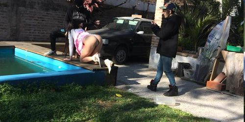Ladrón Roba y Se Coge Duro A Una Sexy Latina Tetona Llenándola De Leche Adelante De Su Novio