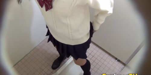Teen asian pees in toilet