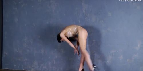 Liza Raykina sexy naked gymnastics