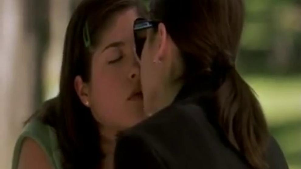 Sarah Michelle Gellar And Selma Blair Kissing Sarah Michelle Gellar 