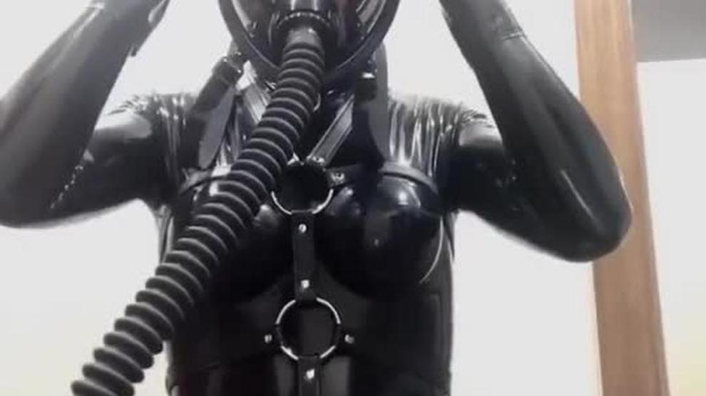 Girl In Latex Wearing Gasmask Porn Videos 2086