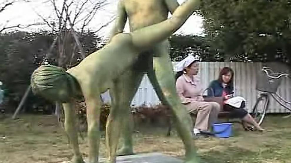緑の日本の庭の彫像は公共の場で性交 