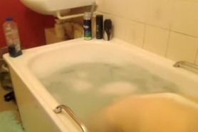 Naked girl in the bath is spied shaving her arm pits