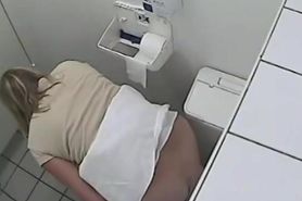 Chubby ass is perfectly seen on voeyer toilet video