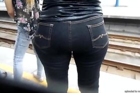 Candid booty MILF (jeans) - Culote de la Dama de Negro