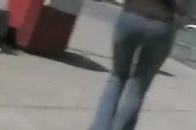 Sexy girl in tight jeans caught on candid street cam