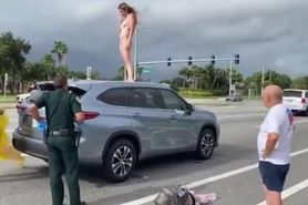 Nude woman in the street caught by police