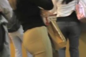 Amateur blonde chick candid ass in jeans
